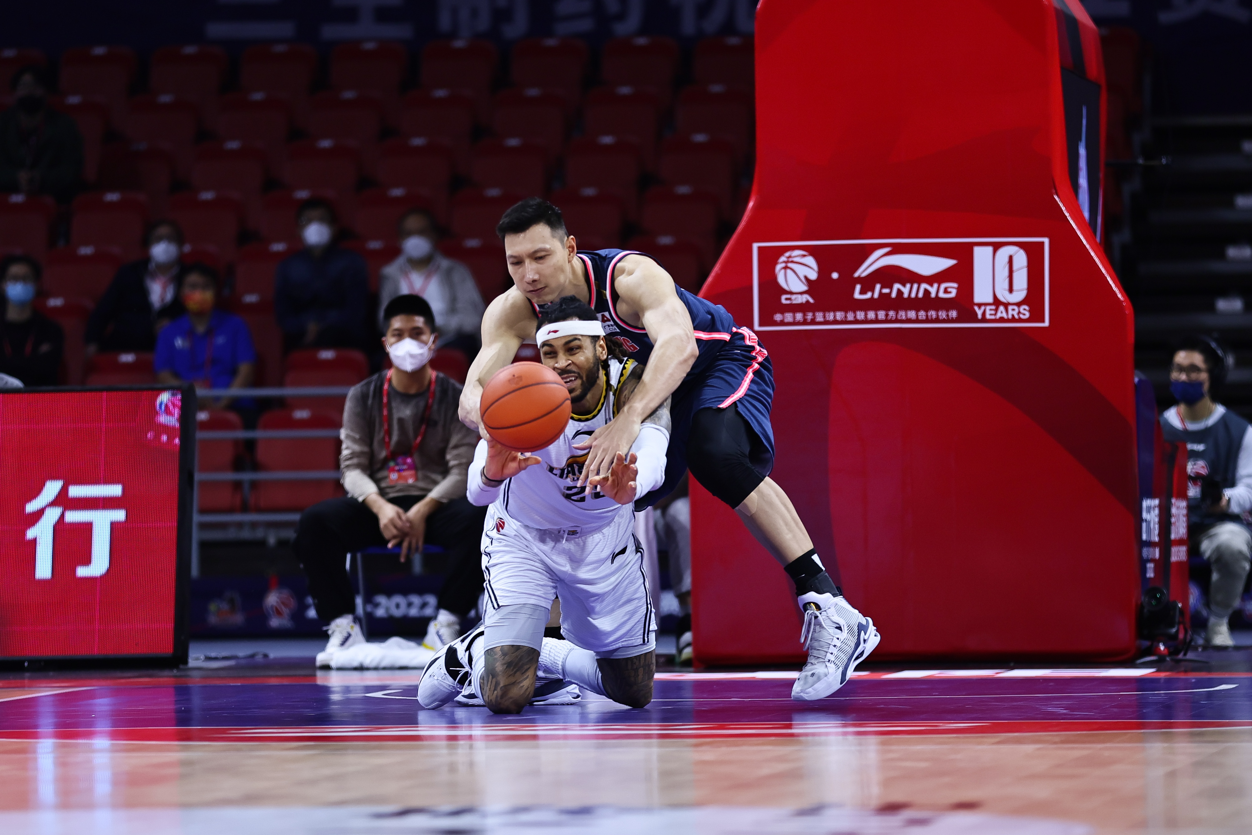 开云官网-深圳队鏖战篮网，易建联高光表现的简单介绍